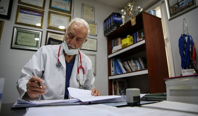 80 yaşındaki çocuk doktoru pistte madalya peşinde