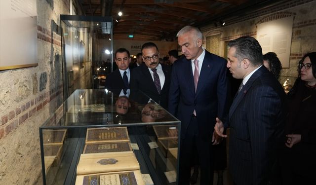 Bakan Ersoy, çalınan 2 İznik çinisinin Türkiye'ye iade edildiğini bildirdi