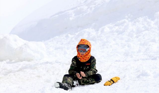 Bayramda kar kalınlığı 279 santimetreye ulaşan Palandöken, baharda tatilcileri ağırladı