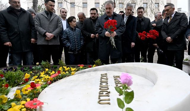 BBP Genel Başkanı Mustafa Destici, Muhsin Yazıcıoğlu'nun kabrini ziyaret etti