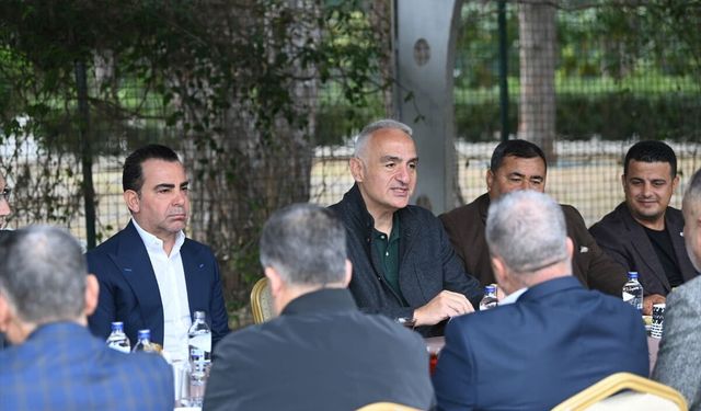 Bakan Ersoy, Antalya Belek'te taksicilerle bayramlaştı