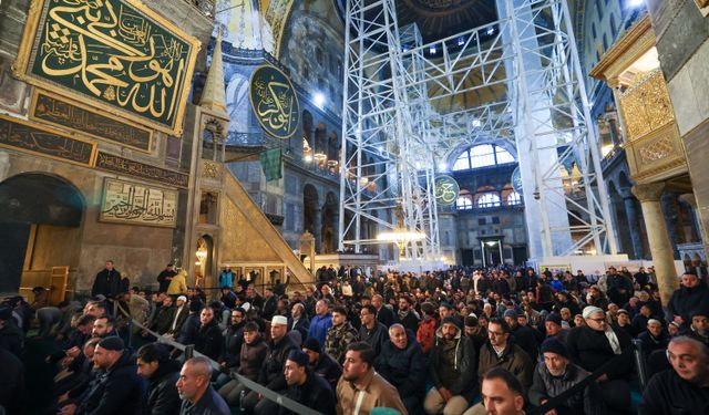 Numan Kurtulmuş, bayram namazını Ayasofya-i Kebir Camii'nde kıldı