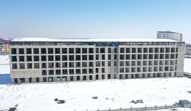 Sismik izolatörlerin kullanıldığı 270 yataklı hastanede sona doğru