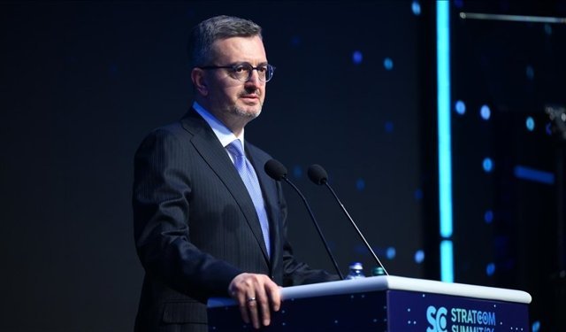 İletişim Başkanı, milli güreşçi Rıza Kayaalp'i tebrik etti