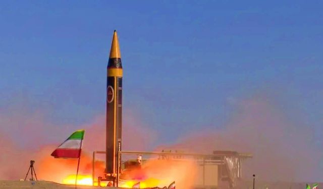 İran ABD'nin uçak gemisini hedef aldığını duyurdu