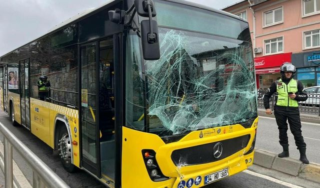 Kağıthane'de minibüsle İETT otobüsü çarpıştı