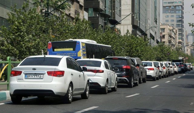 İran’da benzin istasyonlarında kuyruk oluştu