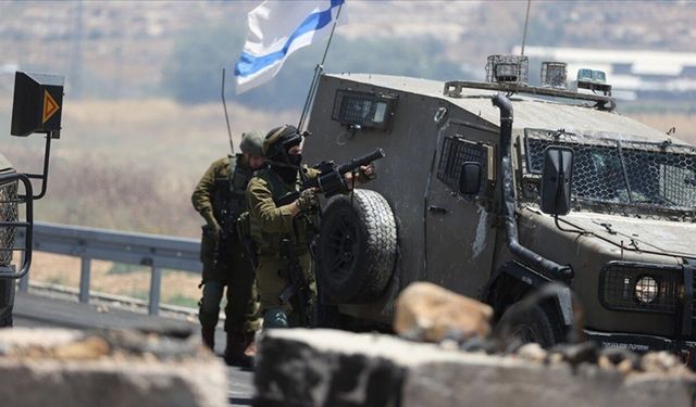 Katil İsrail askerleri El Halil'de bir genci yaraladı