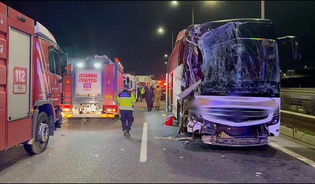 Tır ile yolcu otobüsü çarpıştı!