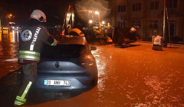 Manisa'yı sağanak yağış vurdu