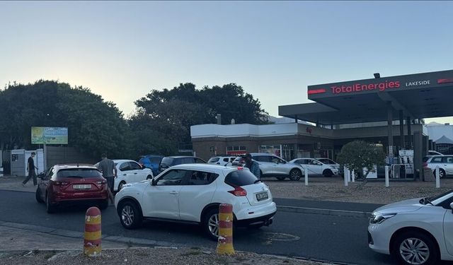 Güney Afrika'da akaryakıt kuyruğu