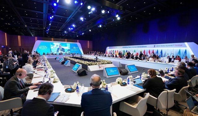 Bakan Tekin, OECD Beceriler Zirvesi'nde oturum başkanlığı yaptı