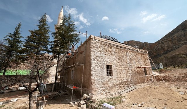 Darende'de depremde hasar gören tarihi camiler restore ediliyor