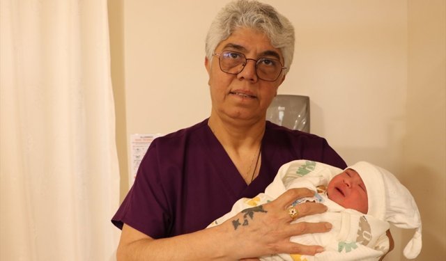 Doğumunu yaptıran ebe ile aynı hastanede meslektaş oldu
