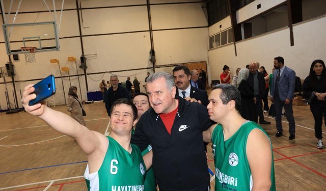Gençlik ve Spor Bakanı Bak, down sendromlu özel sporcularla maç yaptı