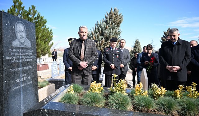 İçişleri Bakanı Çiftçi, Neşet Ertaş'ın kabrini ziyaret etti