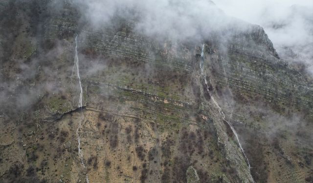 Şırnak'ta yağışlarla canlanan şelaleler dronla görüntülendi