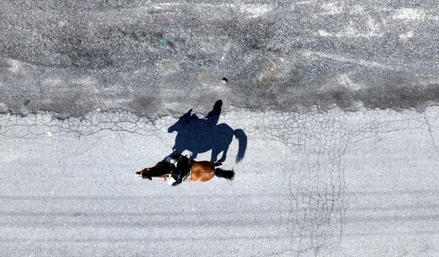 Tarihi mahallenin muhtarı at sırtında hizmete koşuyor