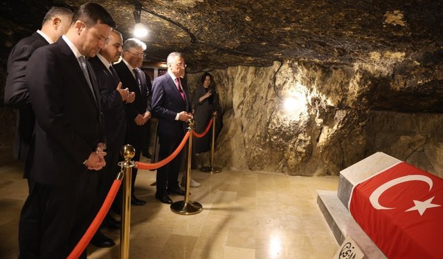 TBMM Dışişleri Komisyonu Başkanı Oktay ve beraberindeki heyet Ürdün'deki Türk şehitliğini ziyaret etti