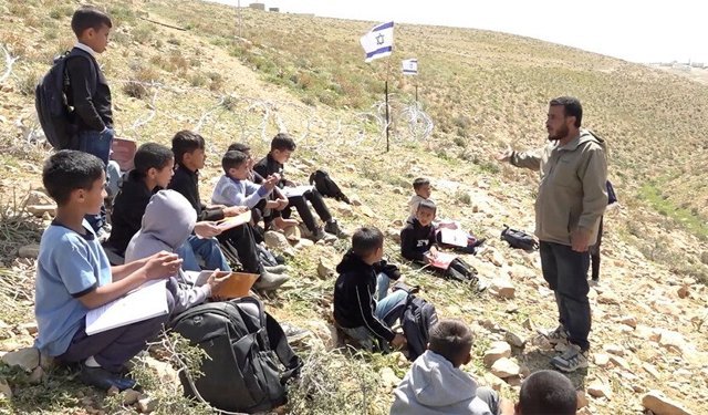 Batı Şeria'da öğrenciler derslerini sokakta yaptı