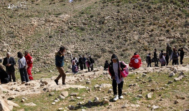 Filistinli öğrenciler sokakta ders görüyor!