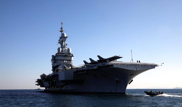 Fransız uçak gemisi Girit'teki Suda Üssü'nde