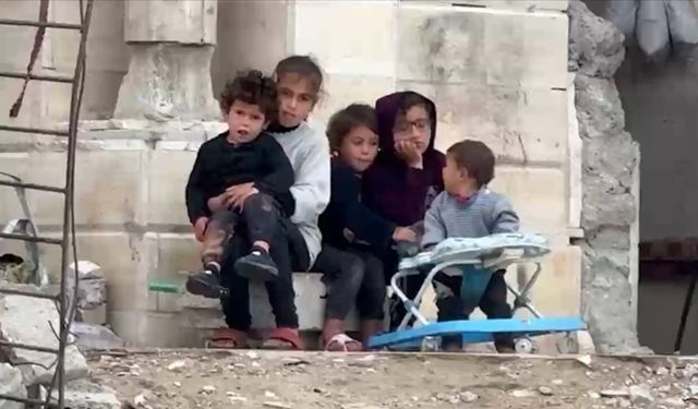 Gazze'de yıkılan camide hayat savaşı