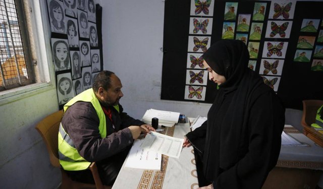 Gazze'deki Filistinliler, yerel seçimler için sandığa gitti