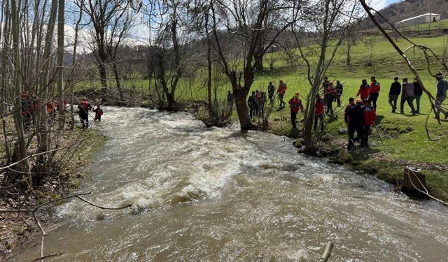 Dereye düşen 8 yaşındaki çocuk aranıyor