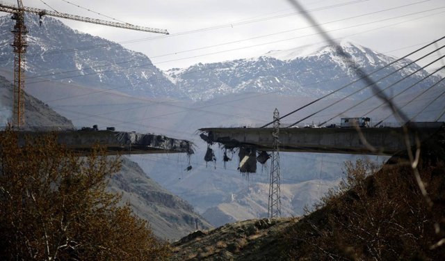 İsrail İran'da demir yolu köprüsüne saldırdı!