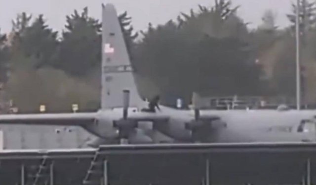 İrlanda’da ABD askeri uçağına baltalı saldırı