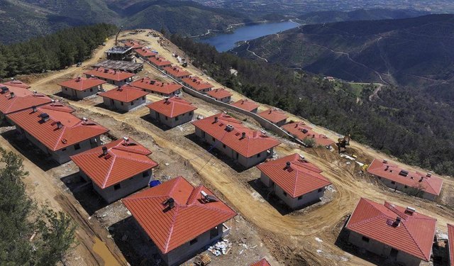 Yanan köyler yeniden kuruluyor