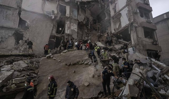 Soykırımcı İsrail Lübnan'da biri çocuk 5 kişiyi katletti