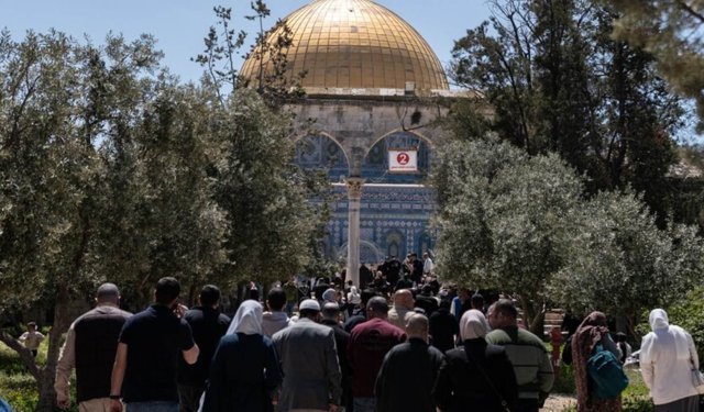 Kuşatma altındaki Mescid-i Aksa’ya Cuma akını