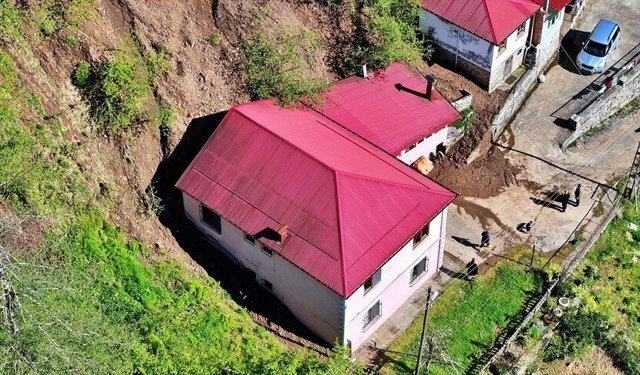 Trabzon'da heyelan! Bir ev tahliye edildi