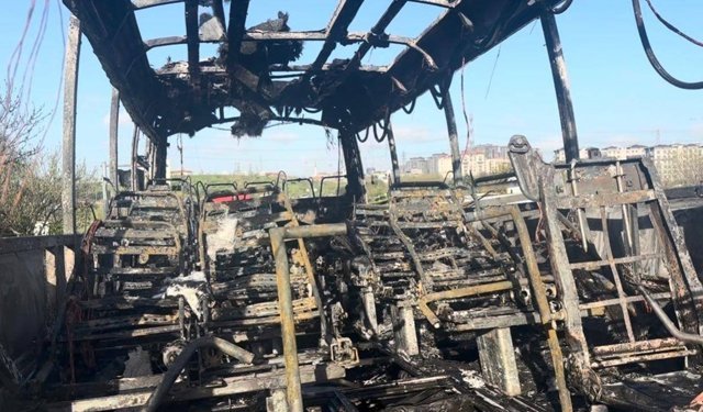 Seyir halindeyken yanan midibüs demir yığınına döndü