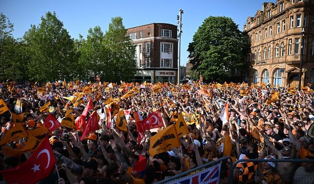Hull City taraftarı Premier Lig'i kutladı