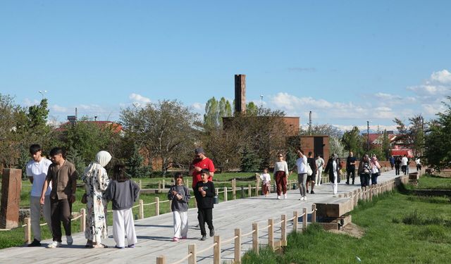 Ahlat'taki Selçuklu Meydan Mezarlığı'nda bayram yoğunluğu