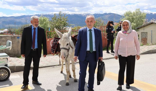 Almancı gurbetçi, eşek sırtındaki hediyeleri öğrencilere dağıttı