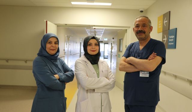 Anne, baba ve kızları aynı hastanede omuz omuza mesai yapıyor