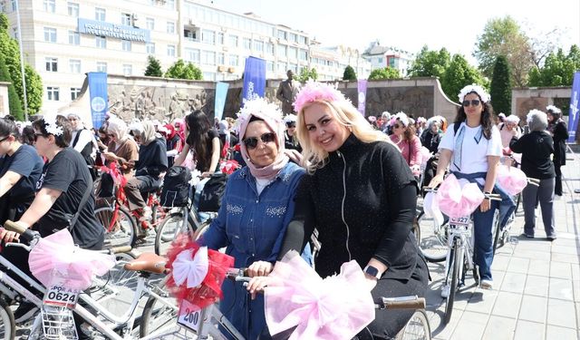 Anneler Günü'nde bisikletle şehir turu attılar