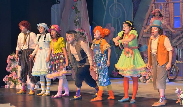 Devlet tiyatroları sanatçıları Van'da tiyatro sevgisini gençlere ve çocuklara aşılıyor