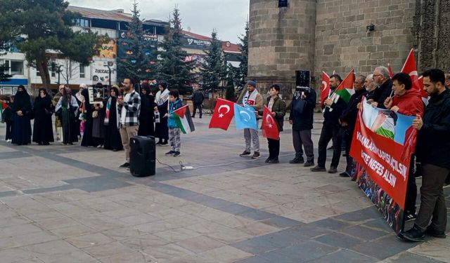 Erzurum'da sağlıkçılar Gazze için sessiz yürüyüşlerini 129. haftada sürdürdü