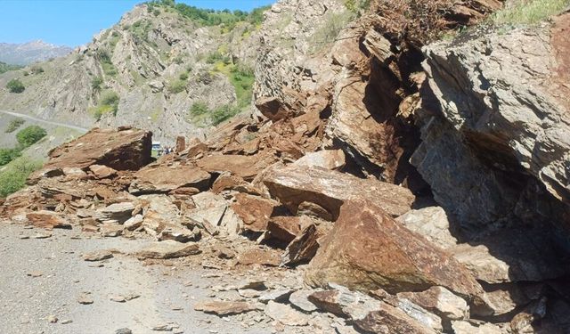 Hakkari'de kara yoluna düşen kaya parçaları temizlendi