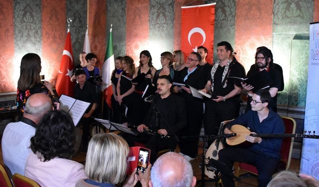 İtalya'da yabancılardan oluşan koro Türk Halk Müziği konseri verdi