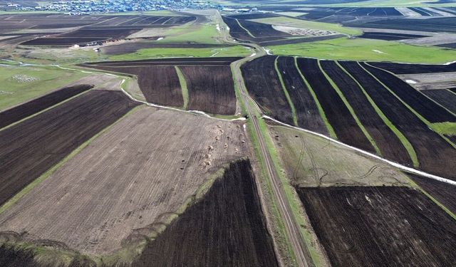 Kars'ta ekim yapılan tarım arazileri dronla görüntülendi
