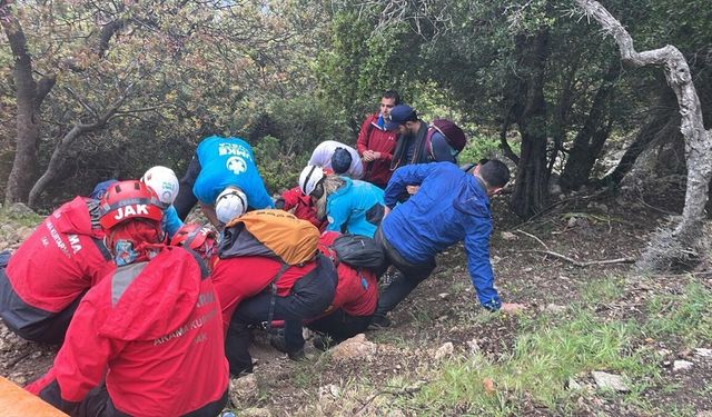 Muğla'da tarihi Likya Yolu'nda ayağı kırılan kişi kurtarıldı
