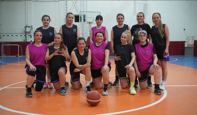 Sağlıkçı anneler gündüz hastalara, akşam parkede birbirine umut oluyor