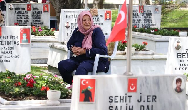 Şehit anneleri, Anneler Günü'nde evlatlarının kabri başında dua etti