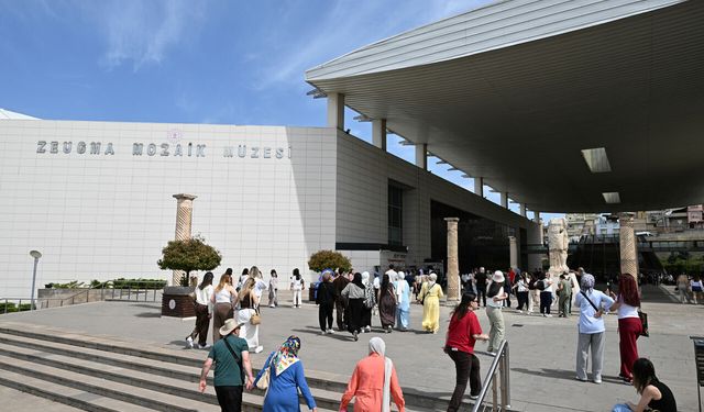 Zeugma Mozaik Müzesi'nde bayram tatilinde ziyaretçi yoğunluğu yaşanıyor